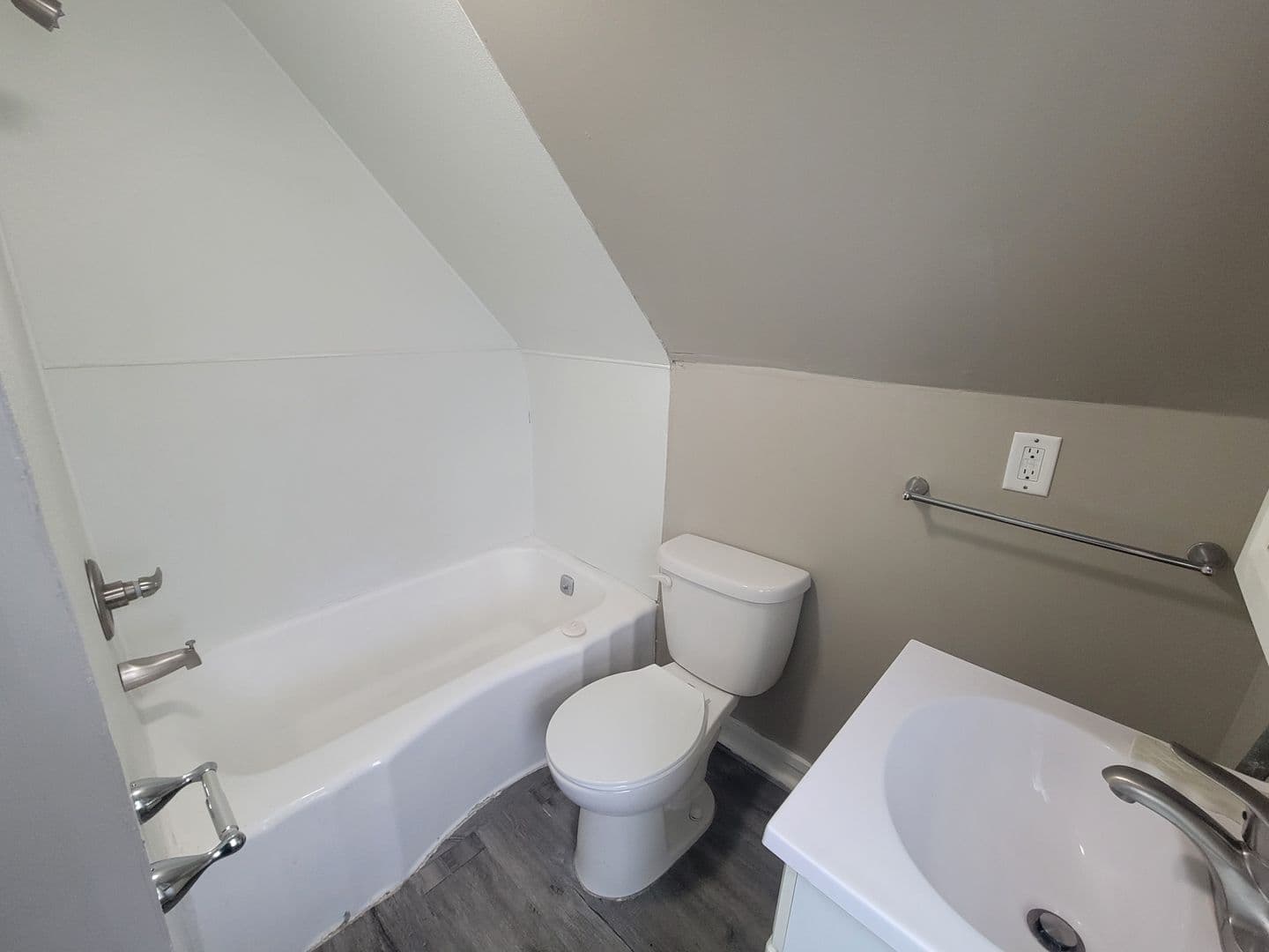 Rock Island Apartment: 605 41st Street