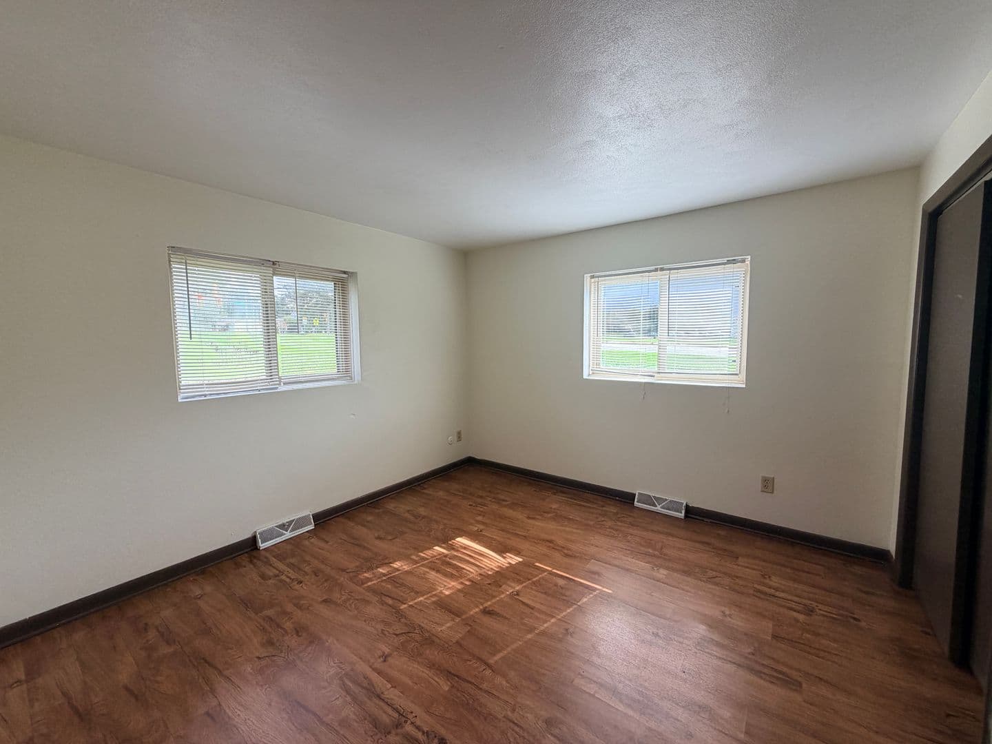 Moline Apartment: 4711 12th Ave