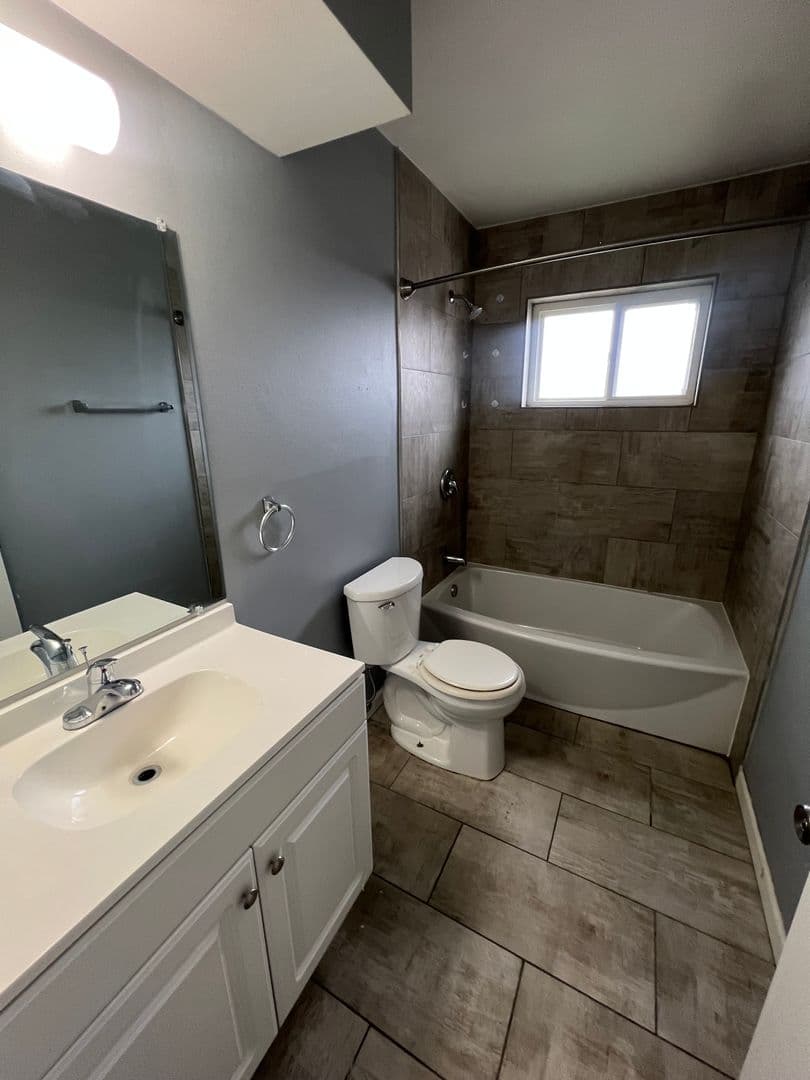 Davenport Apartment: 3520 Bridge Ave