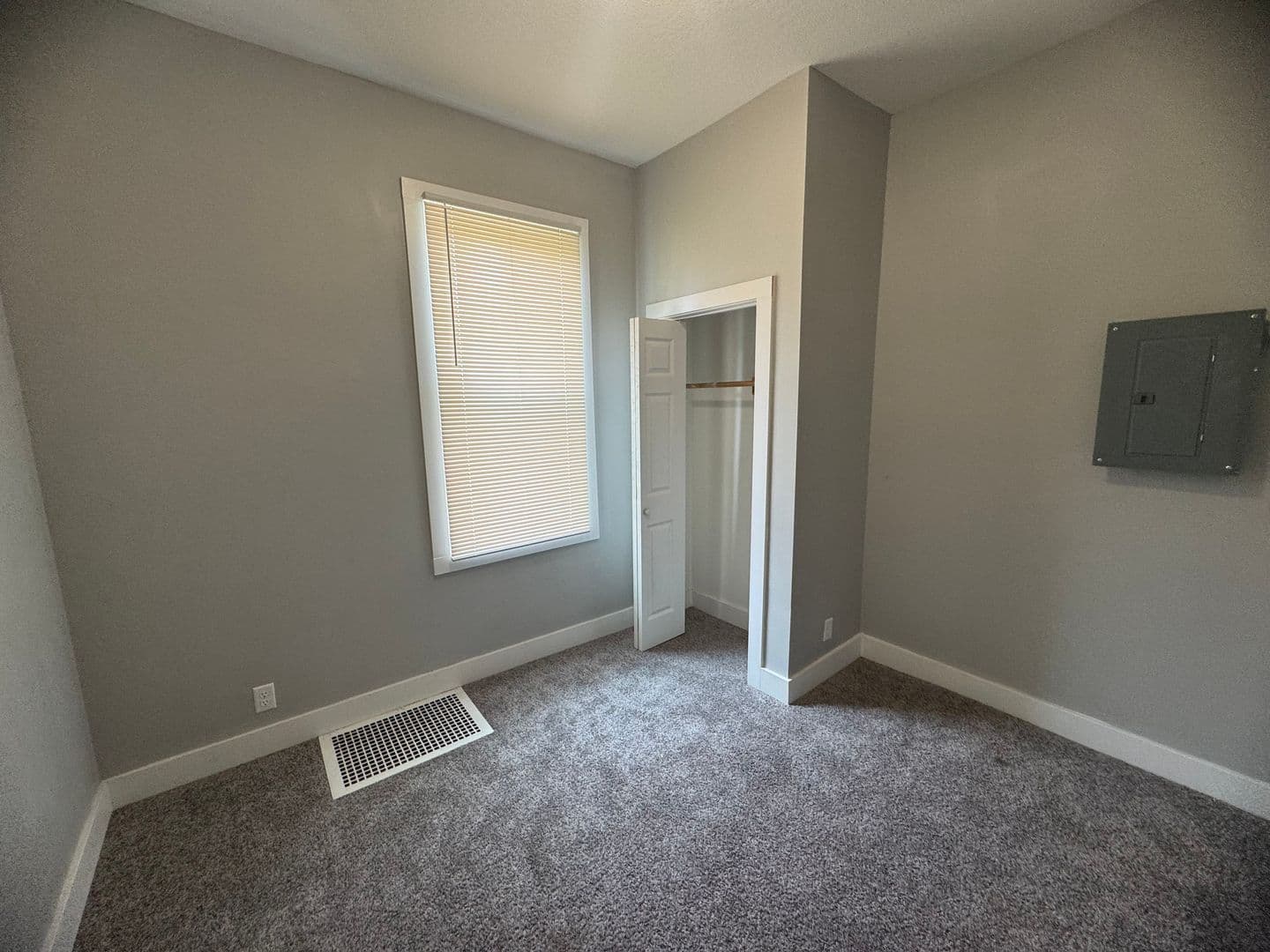 Rock Island Apartment: 929 4th Ave
