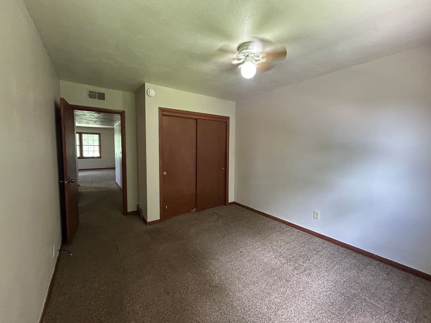 Rock Island Apartment: 1450 18th Ave