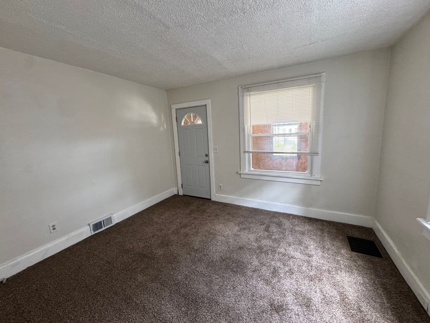 Silvis Apartment: 149 6th Street