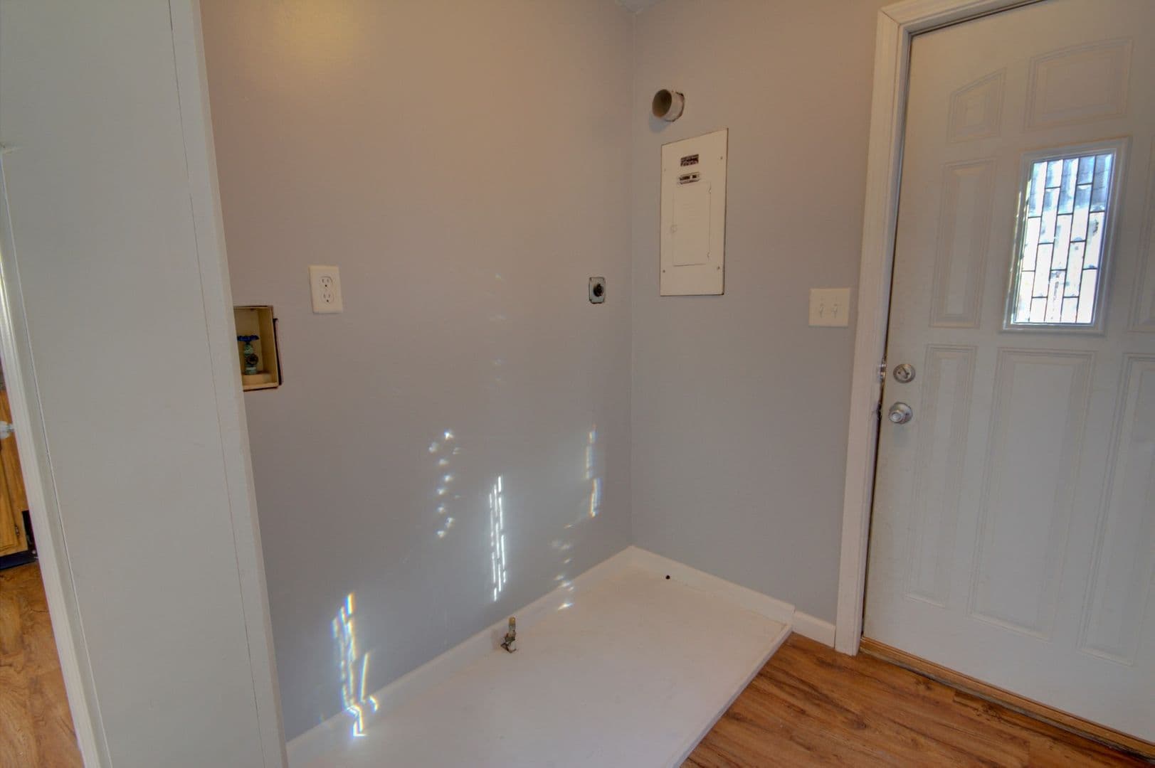 Silvis Apartment: 123 3rd St