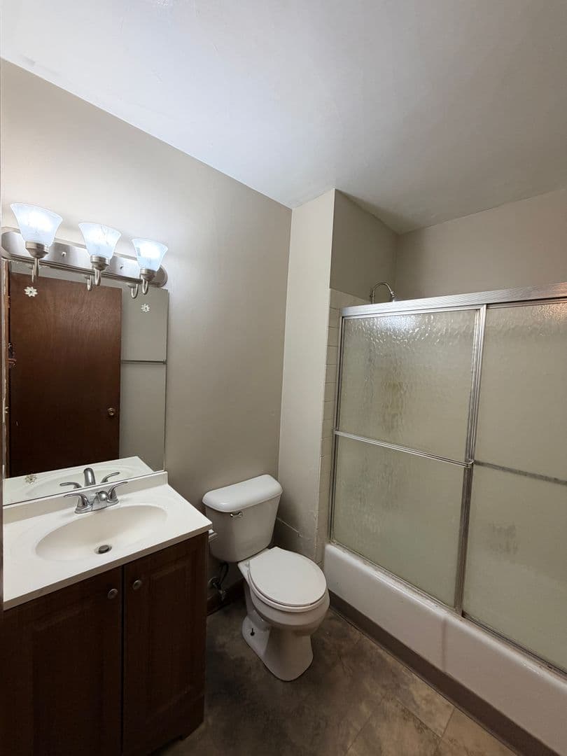 Rock Island Apartment: 1450 18th Ave