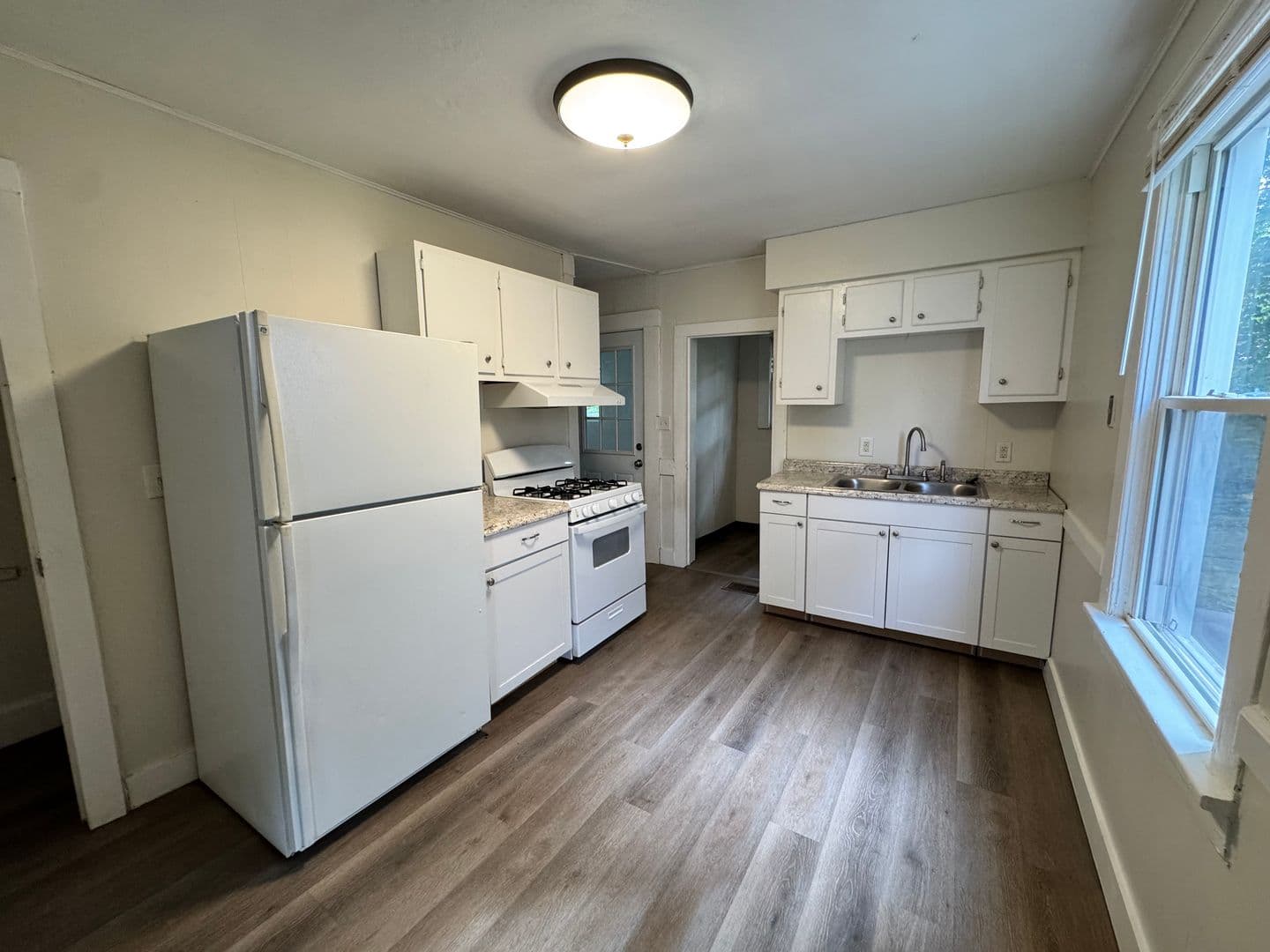 Silvis Apartment: 149 6th Street