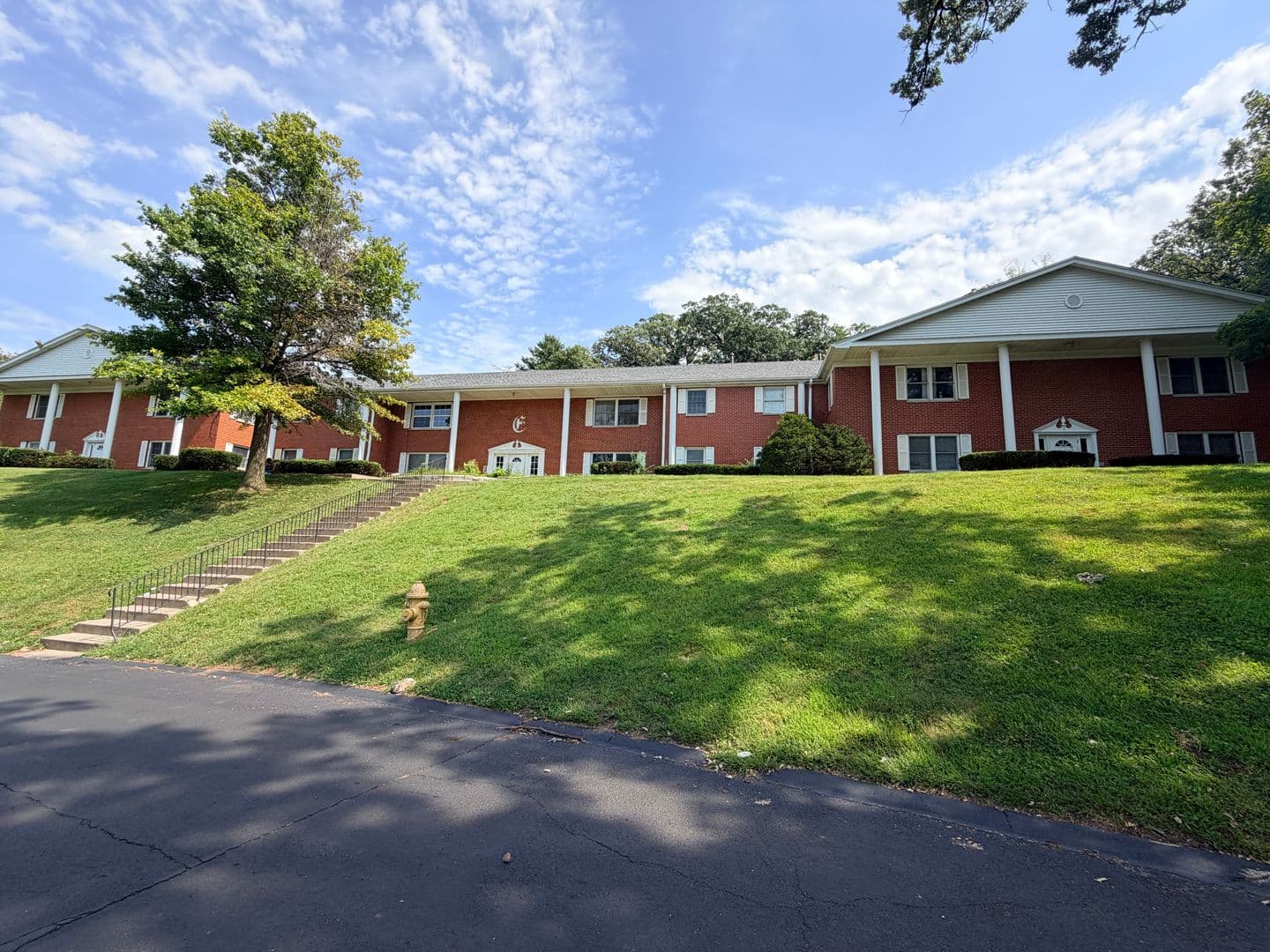 Rock Island Apartment: 1450 18th Ave