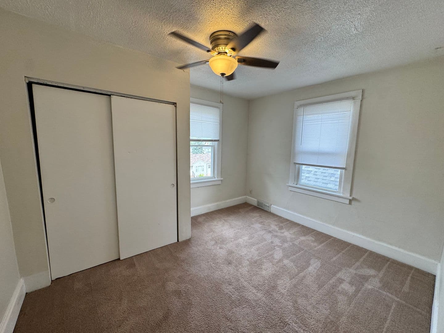 Silvis Apartment: 149 6th Street