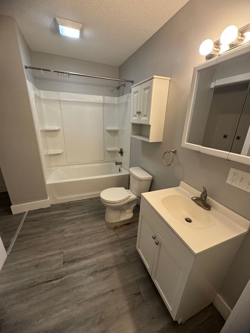 Rock Island Apartment: 929 4th Ave