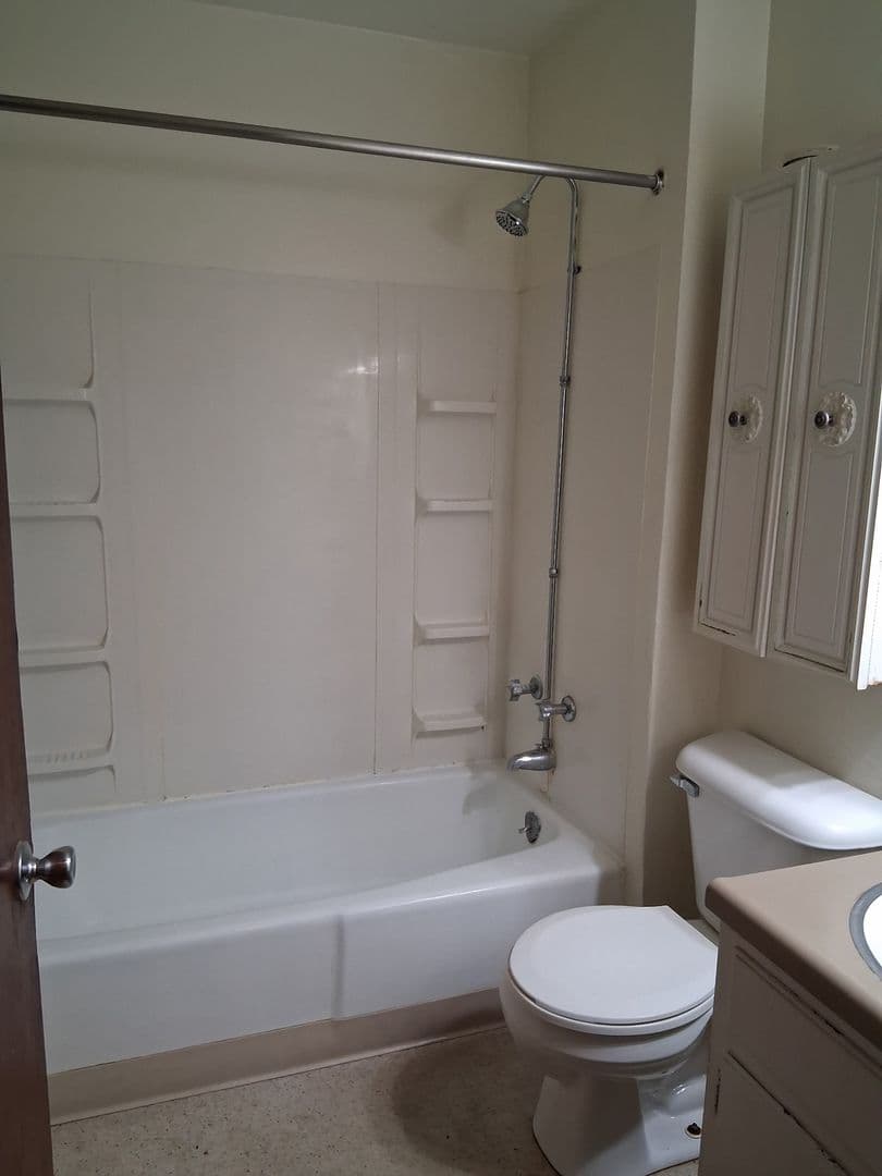 Rock Island Apartment: 1450 18th Ave