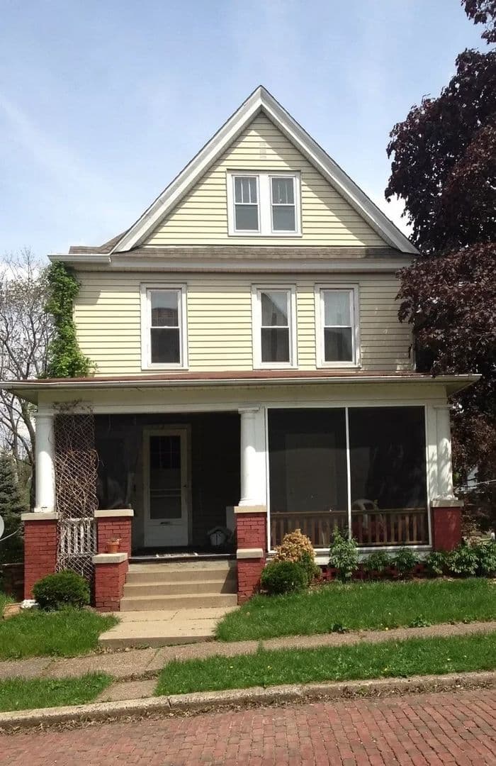 Moline Apartment: 1135 11th Ave