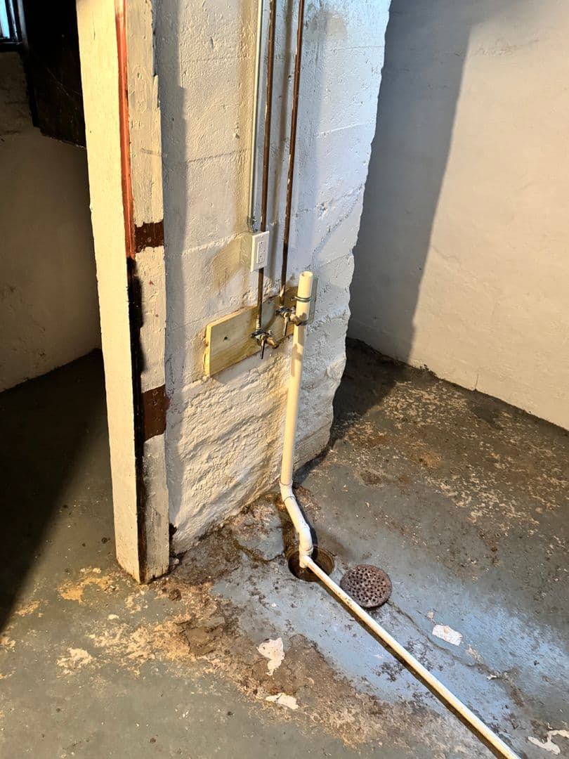 Silvis Apartment: 149 6th Street