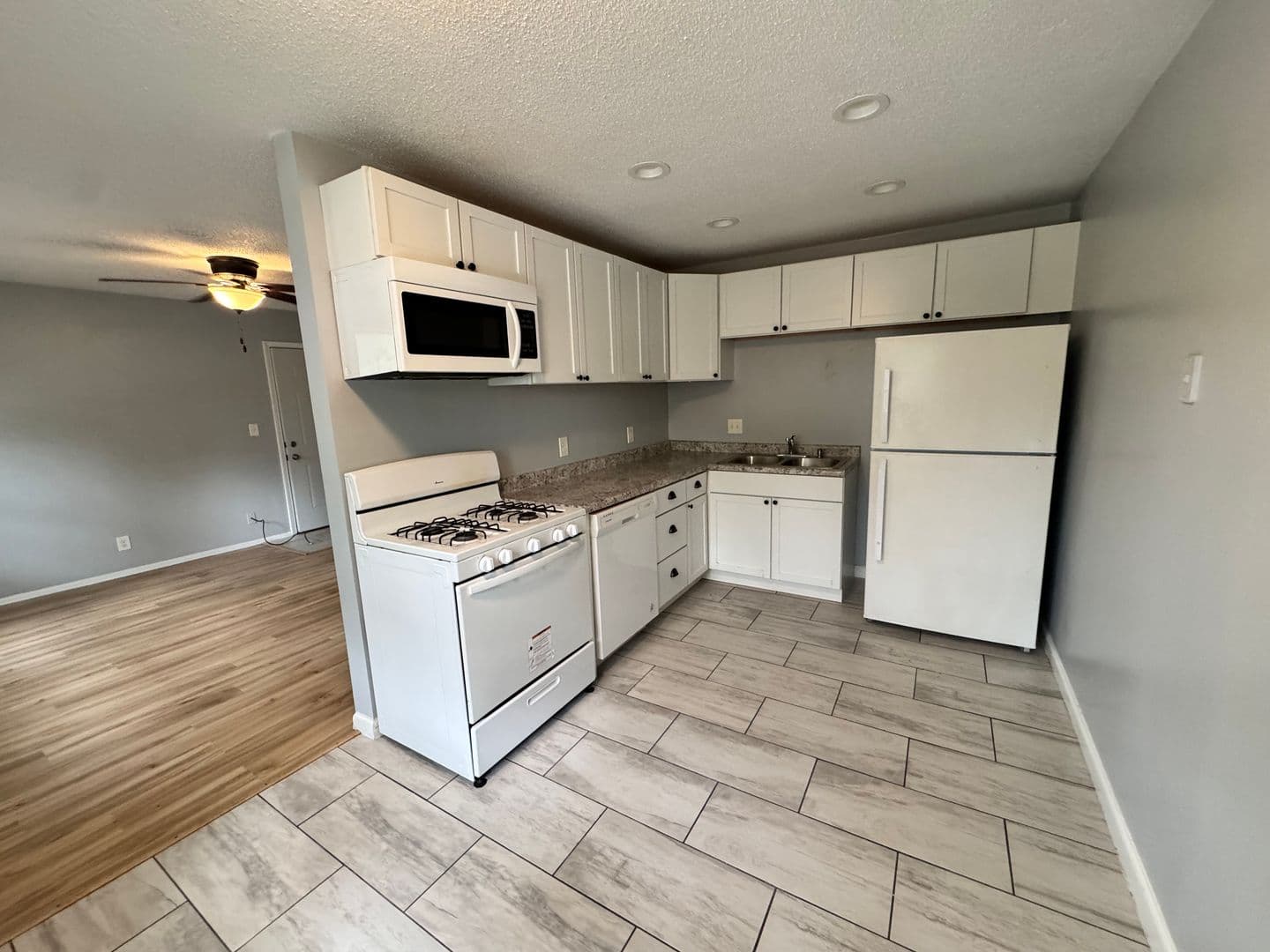 Davenport Apartment: 3234 Heatherton Drive