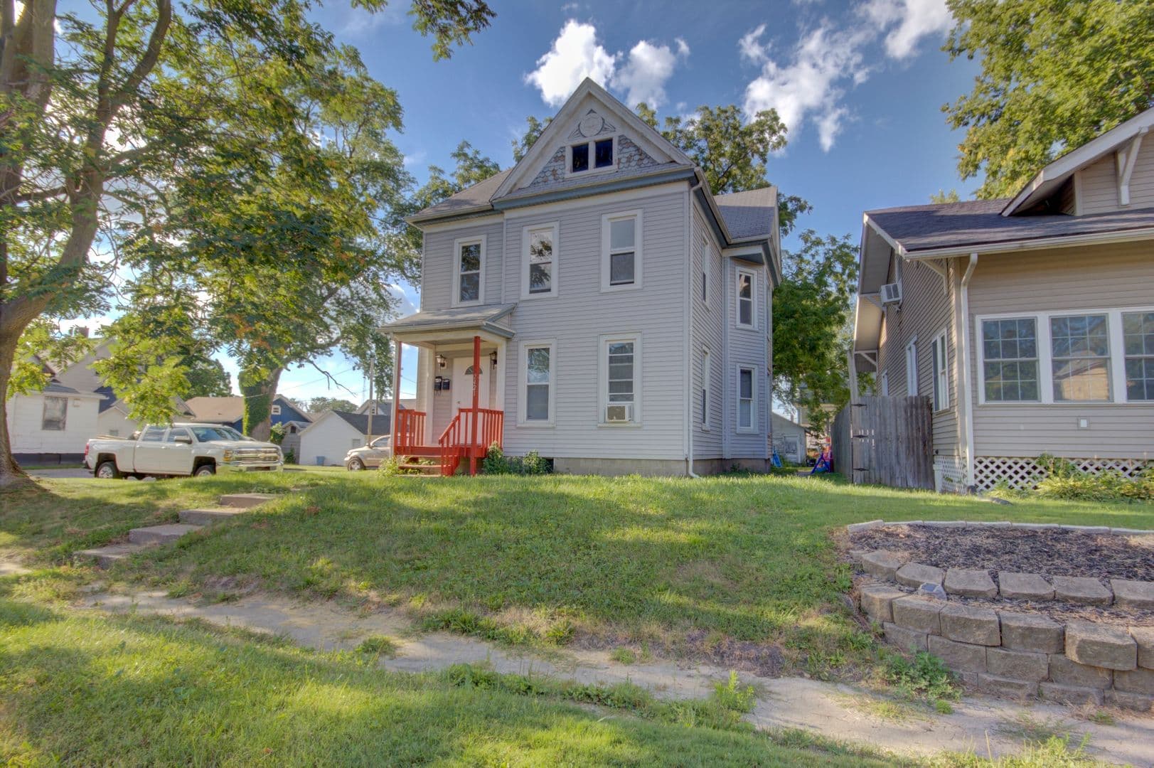 Rock Island Apartment: 2421 8 1/2 Ave