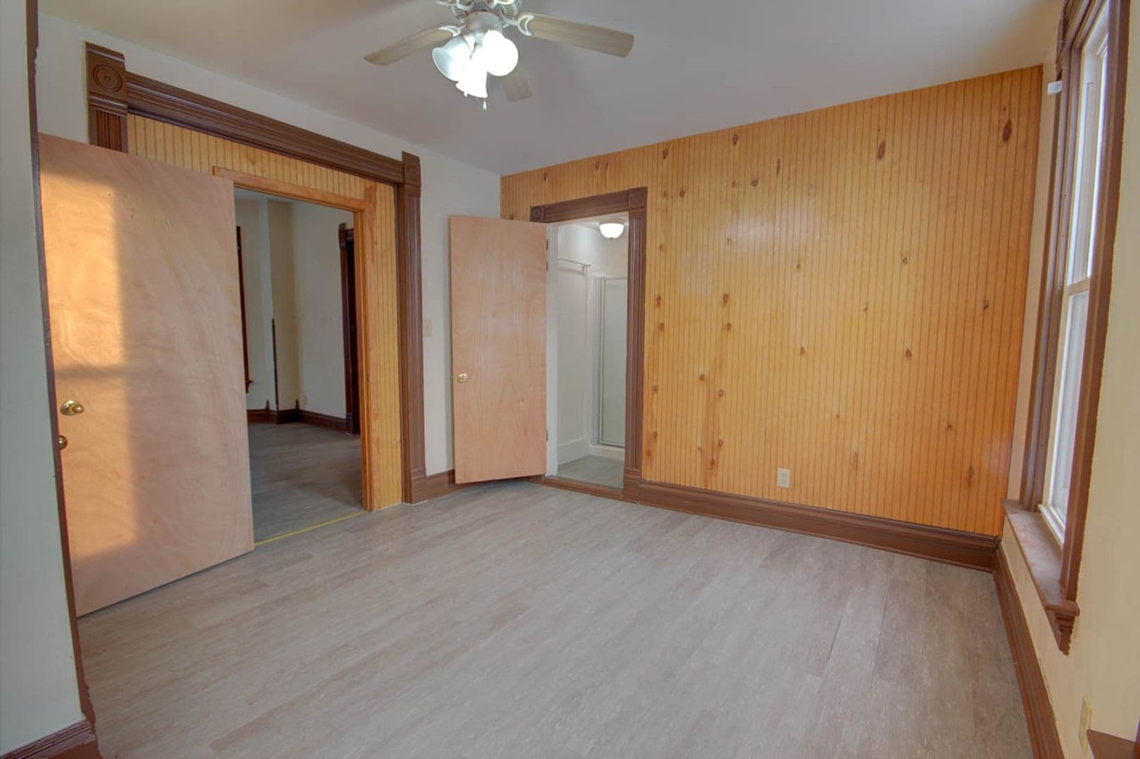 Rock Island Apartment: 2421 8 1/2 Ave