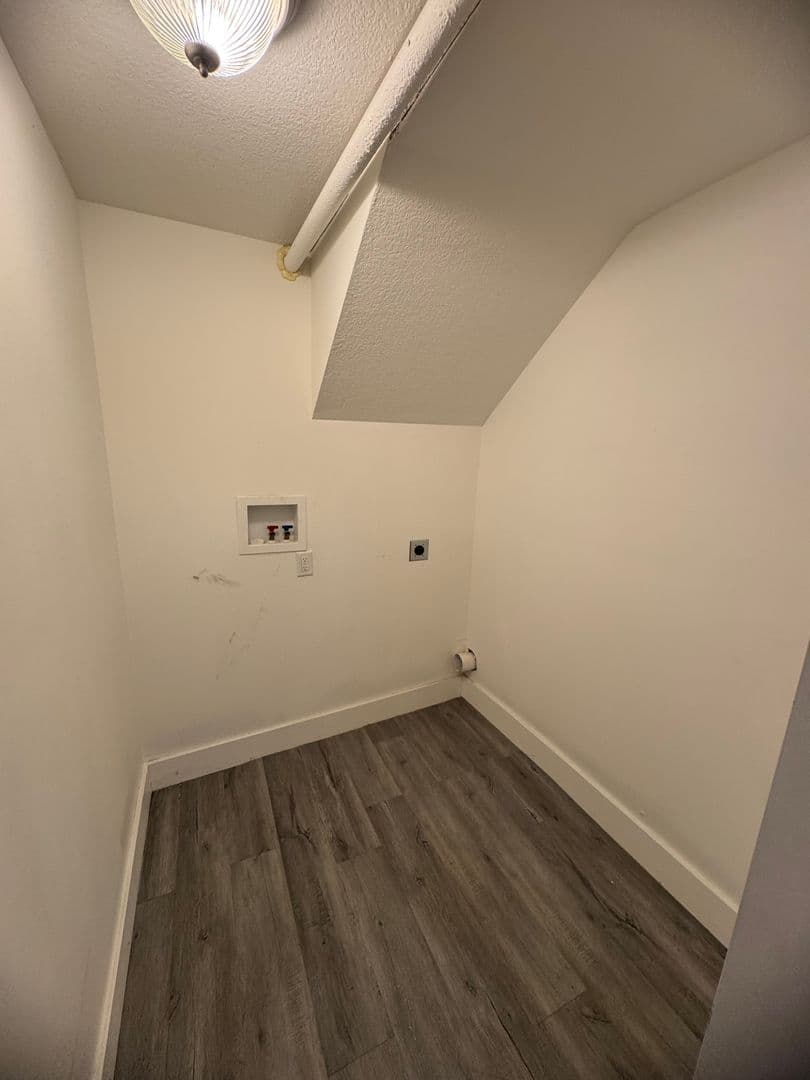 Rock Island Apartment: 929 4th Ave