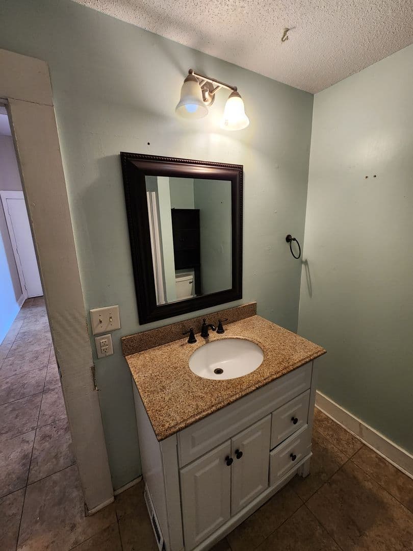 Davenport Apartment: 528 W 6th St