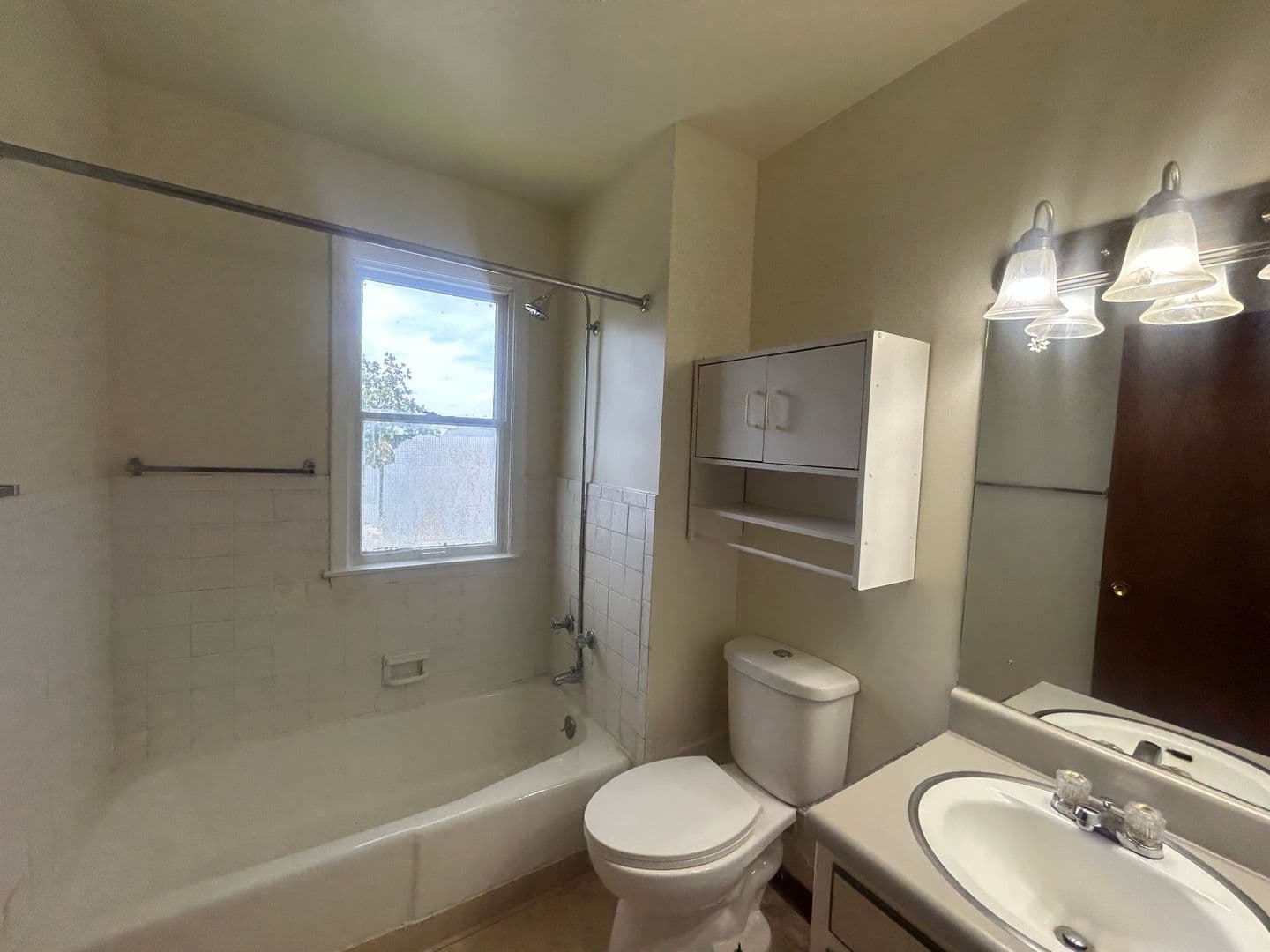 Rock Island Apartment: 1450 18th Ave