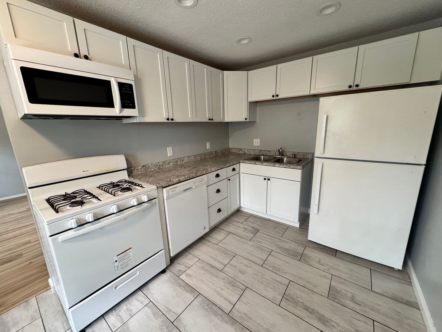Davenport Apartment: 3234 Heatherton Drive