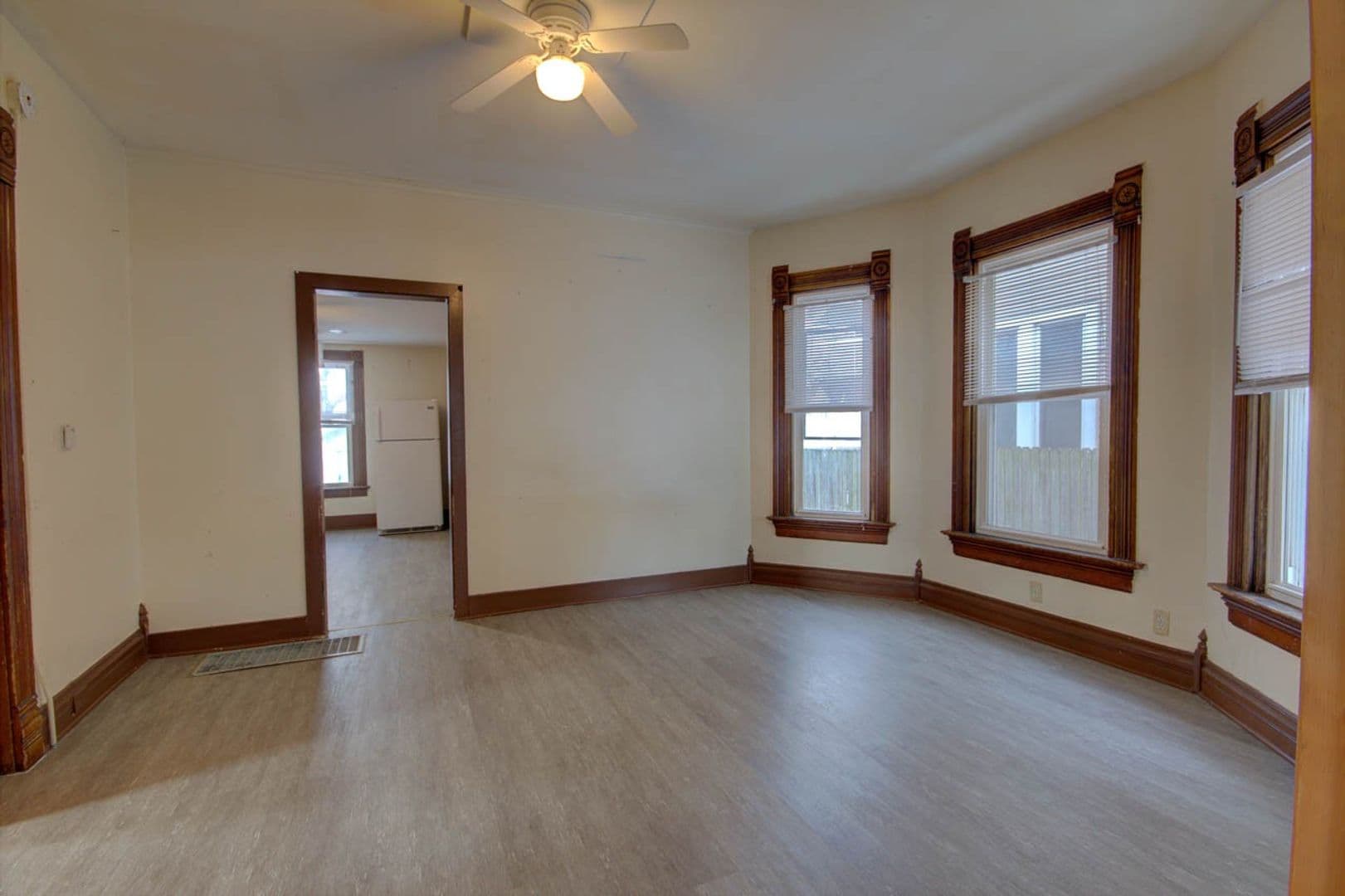 Rock Island Apartment: 2421 8 1/2 Ave