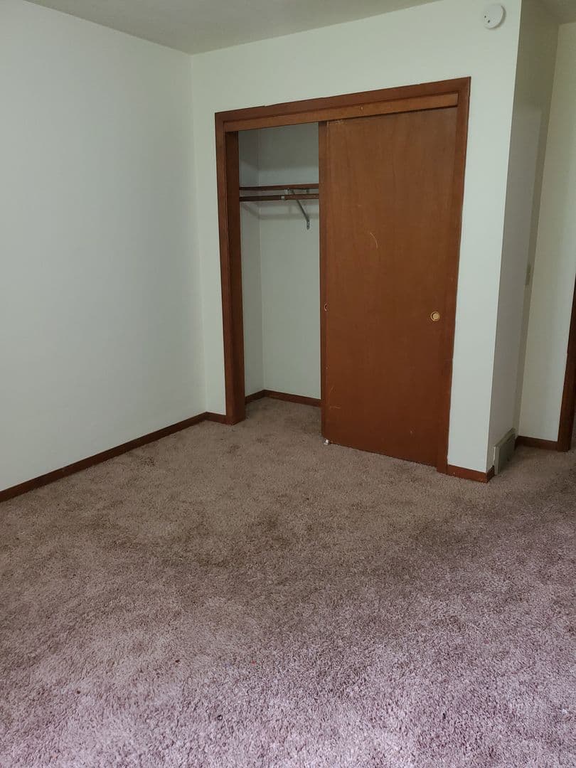 Rock Island Apartment: 1450 18th Ave