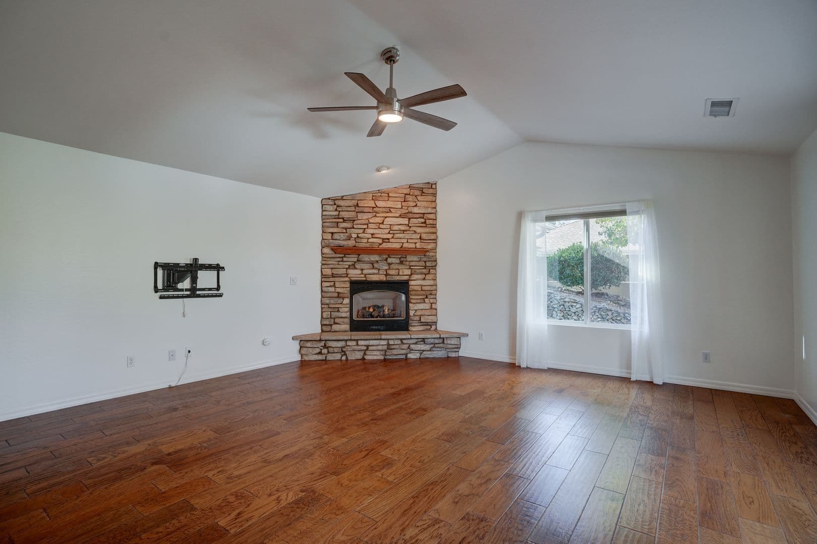 Prescott House: 2635 N Tolemac Way