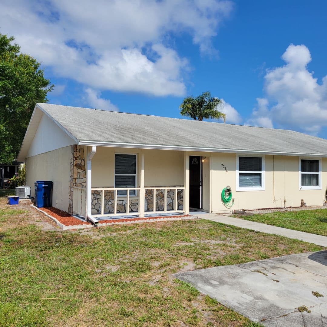 Bradenton House: 4314 78th St. W