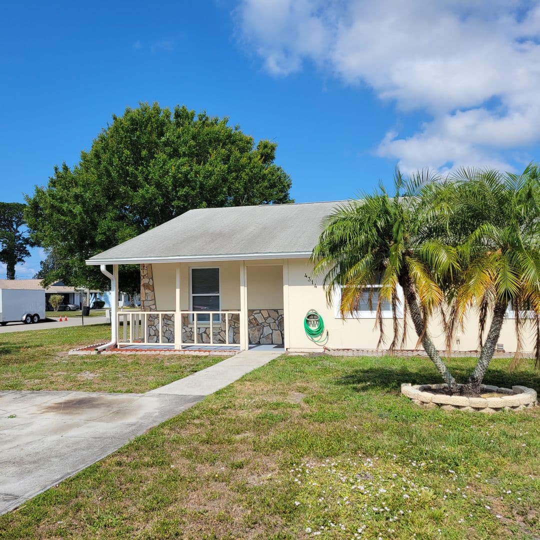 Bradenton House: 4314 78th St. W