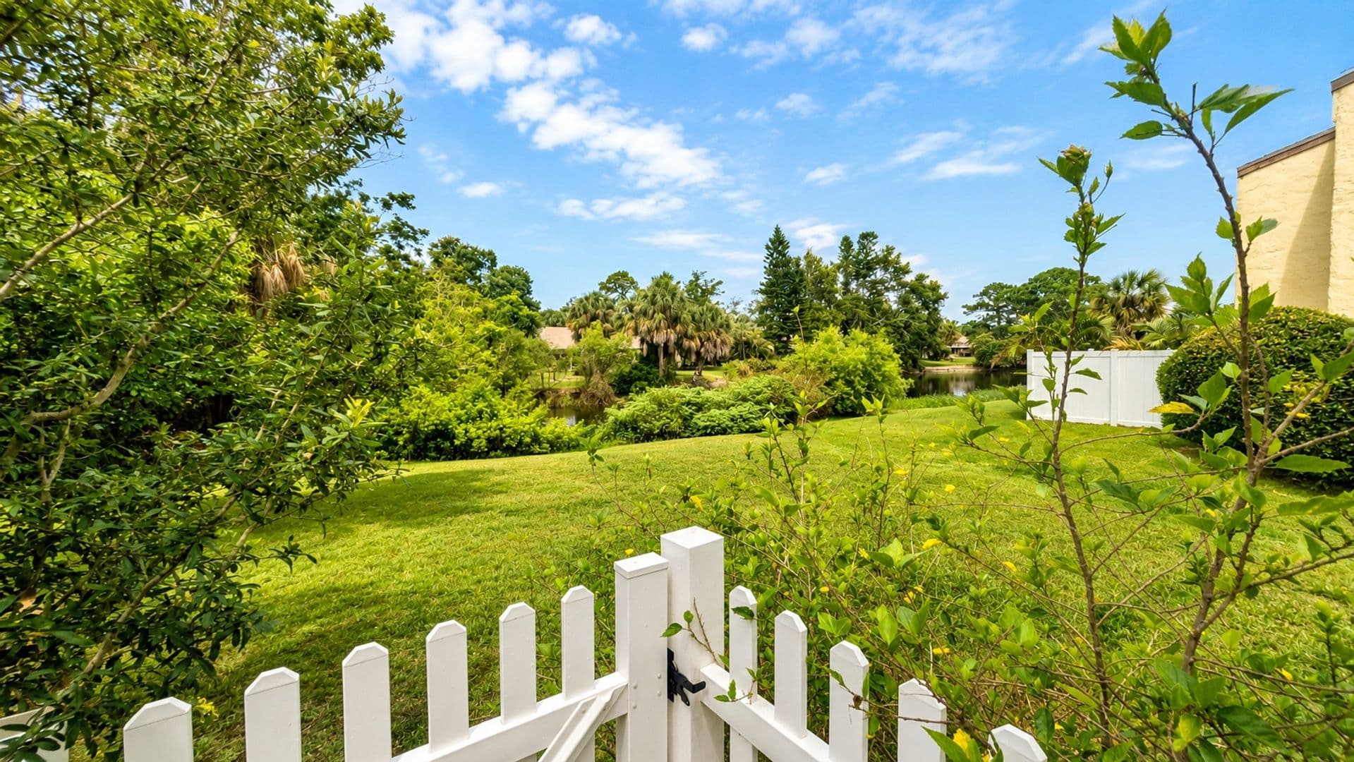 Sarasota House: 3413 Clark Rd. #114