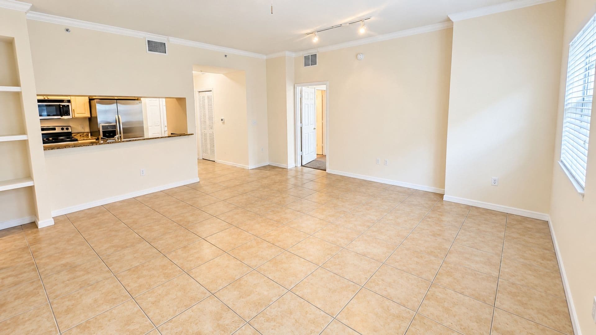 Sarasota House: 1064 N Tamiami Trail, Unit 1322
