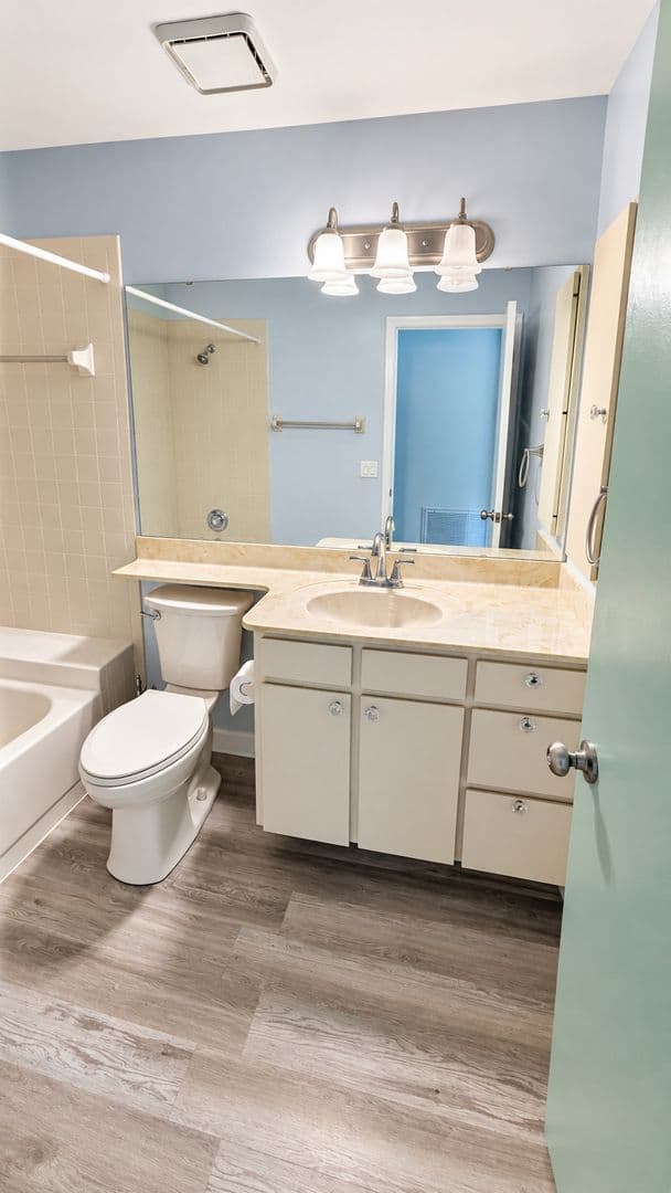Bradenton House: 3520 57th Ave. Cir. W., Unit 10