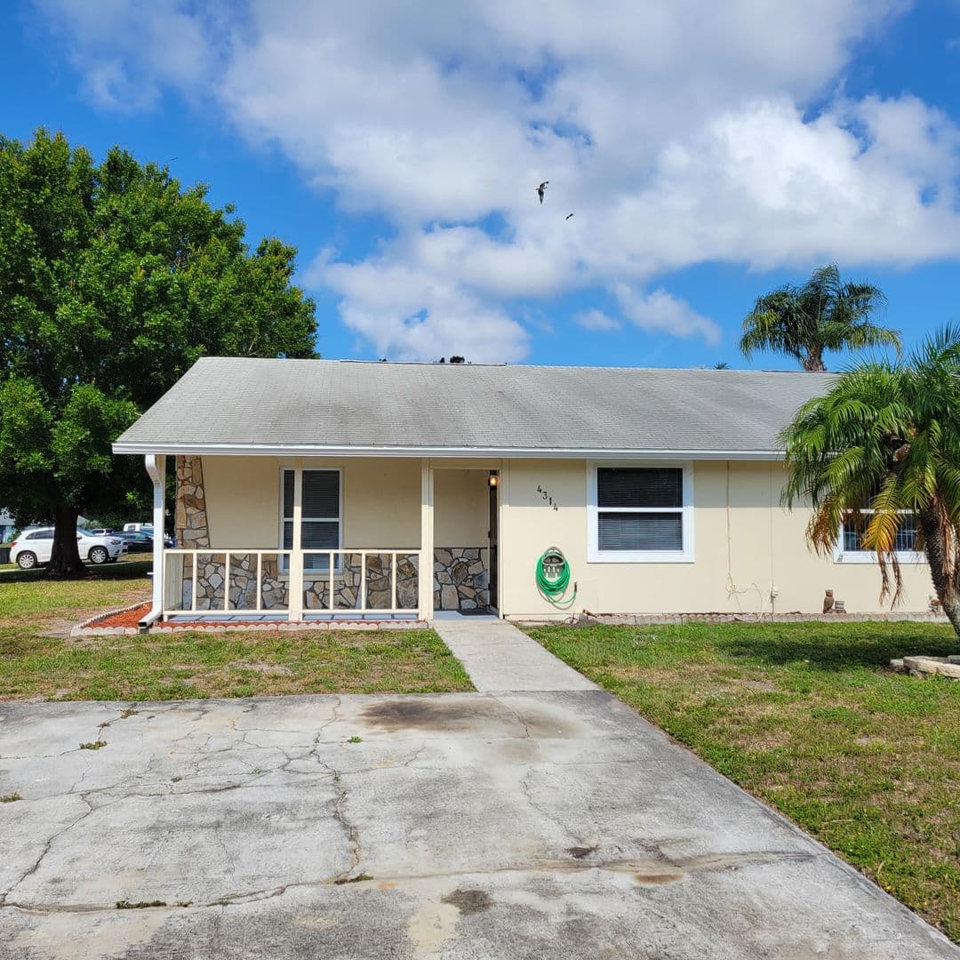 Bradenton House: 4314 78th St. W