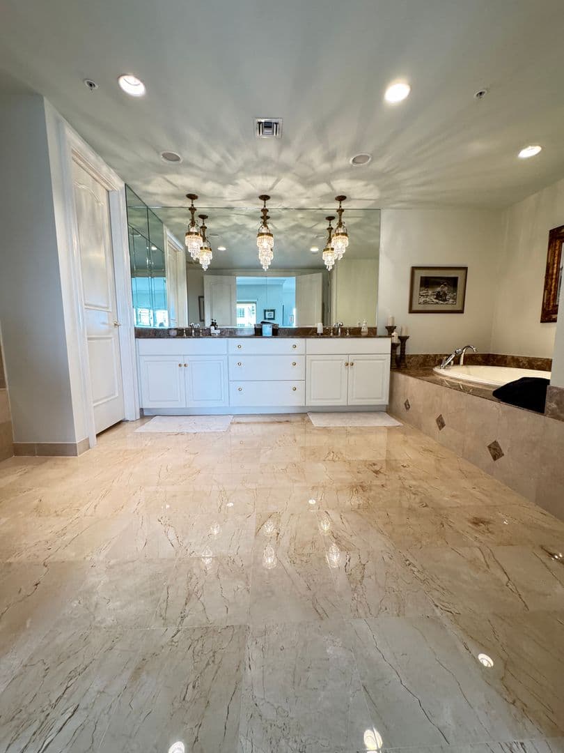 Sarasota House: 1111 Ritz Carlton Dr. #1404