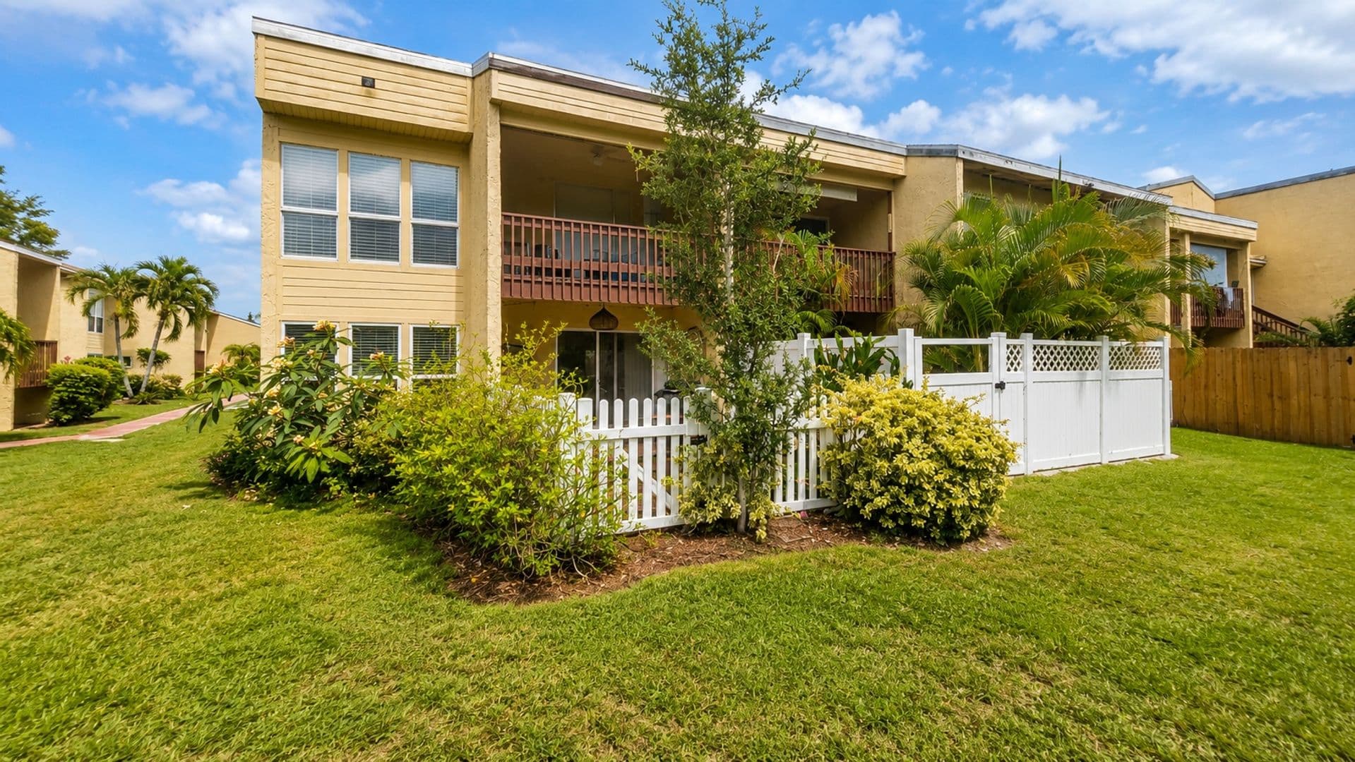 Sarasota House: 3413 Clark Rd. #114