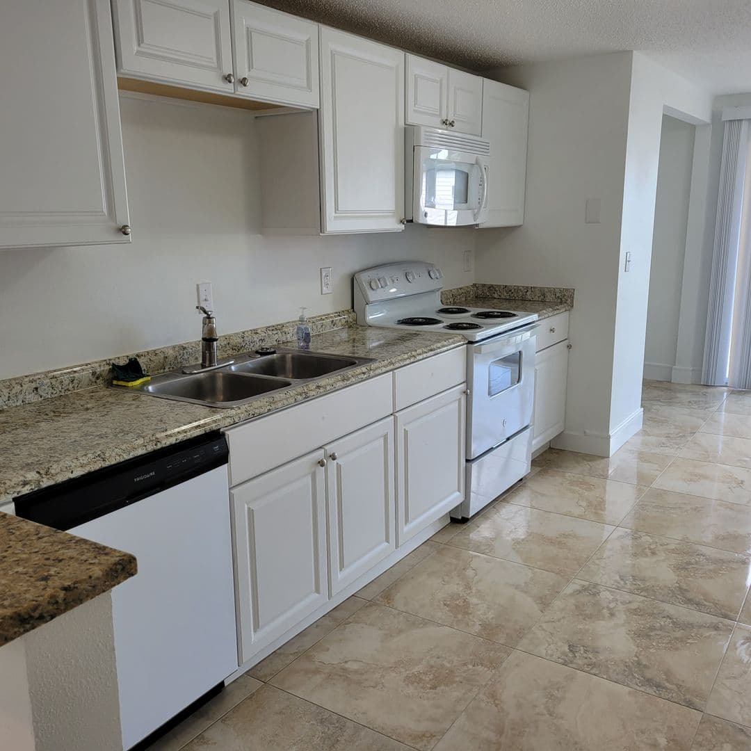 Bradenton House: 4314 78th St. W