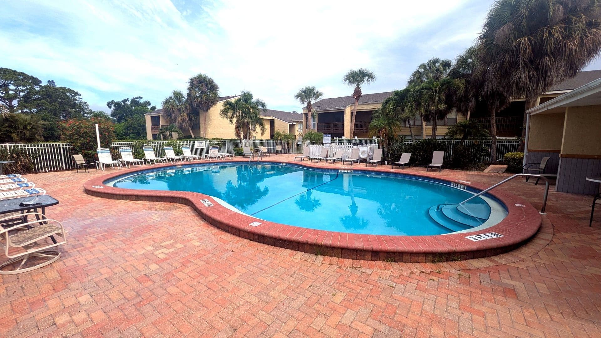 Sarasota House: 3413 Clark Rd. #114