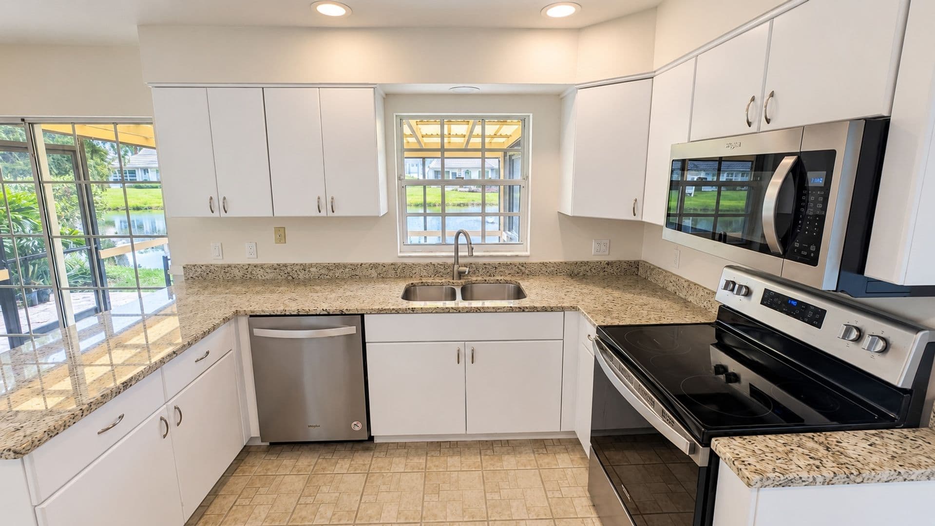 Bradenton House: 3520 57th Ave. Cir. W., Unit 10