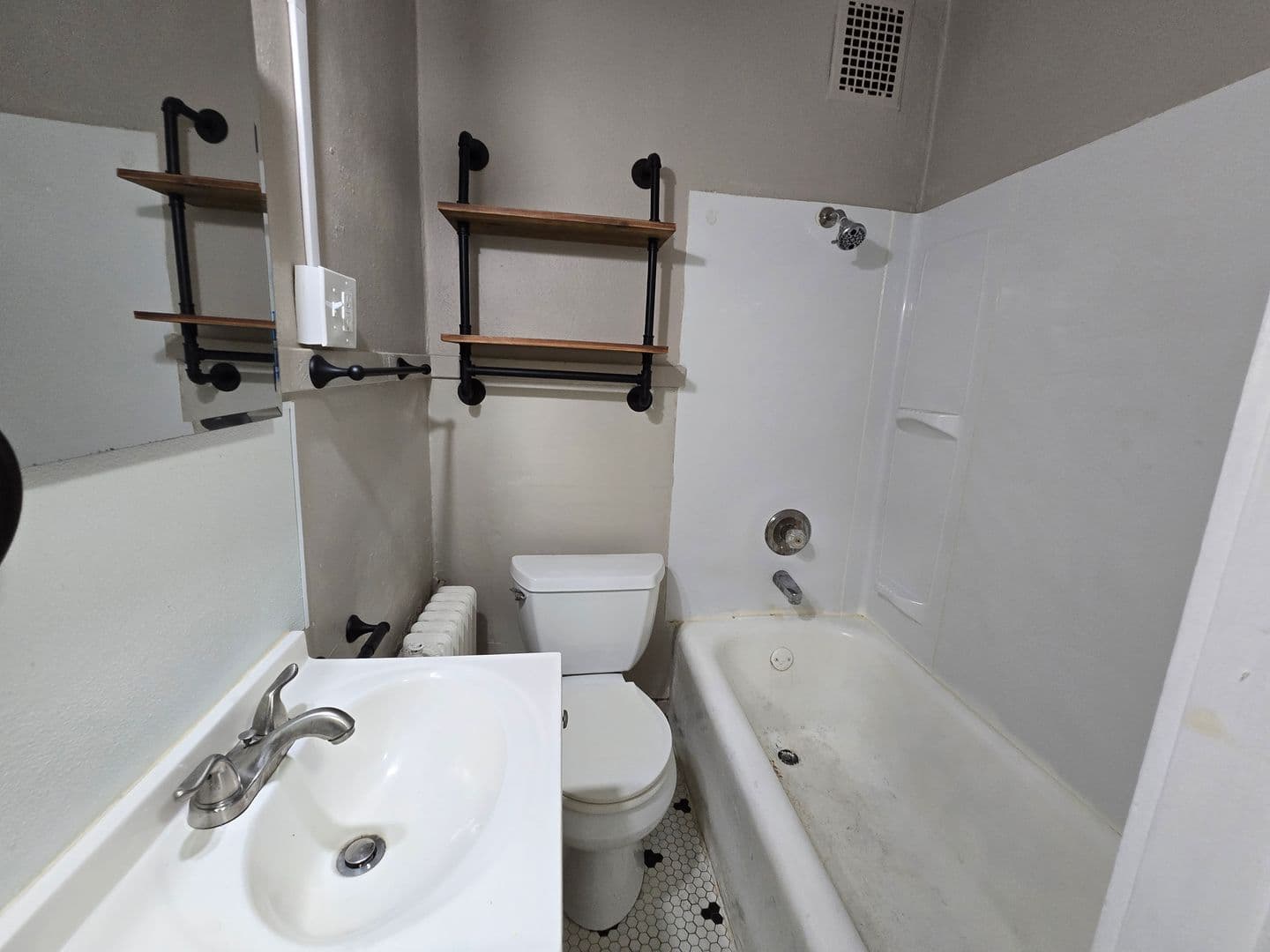 Sioux City Apartment: 923 Douglas St