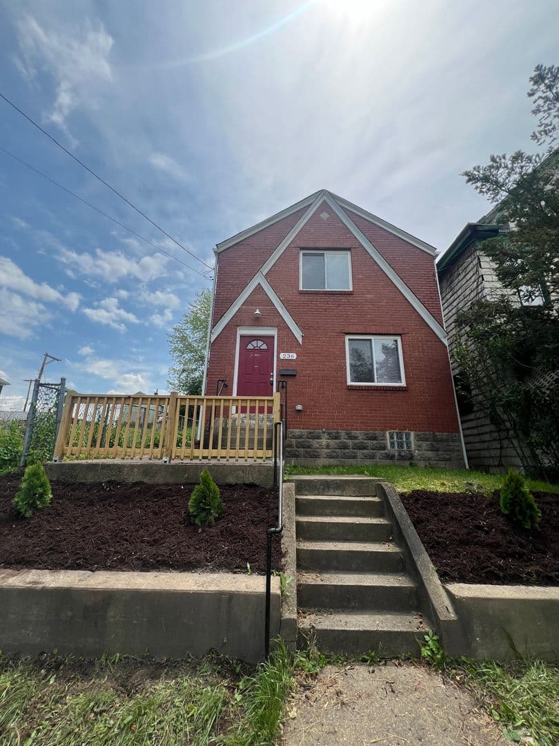 Homestead House: 236 e 16th