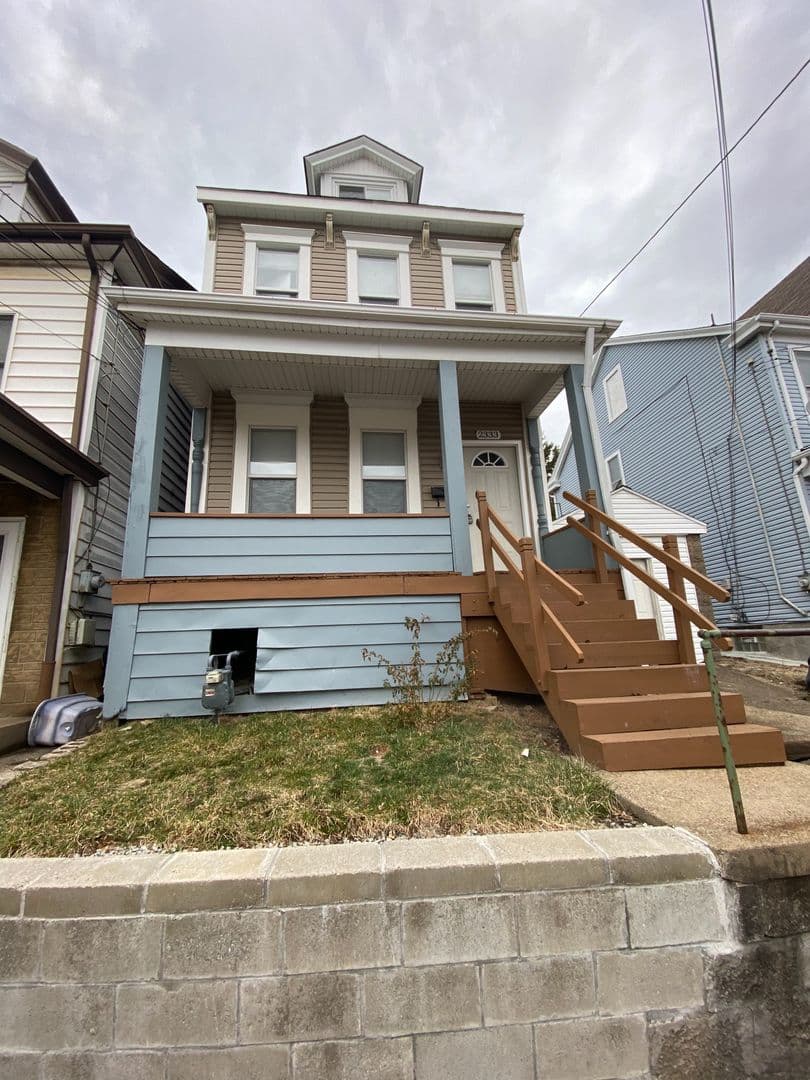 Pittsburgh House: 2333 Spring St