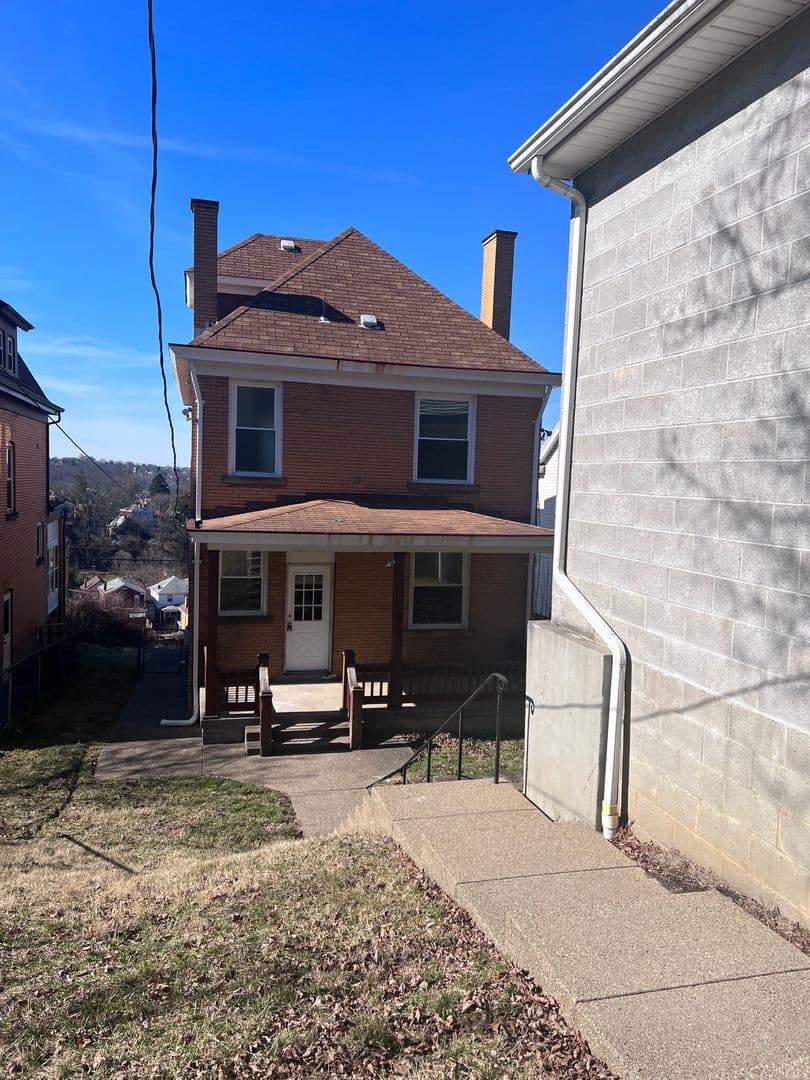 Pittsburgh House: 2037 westmont