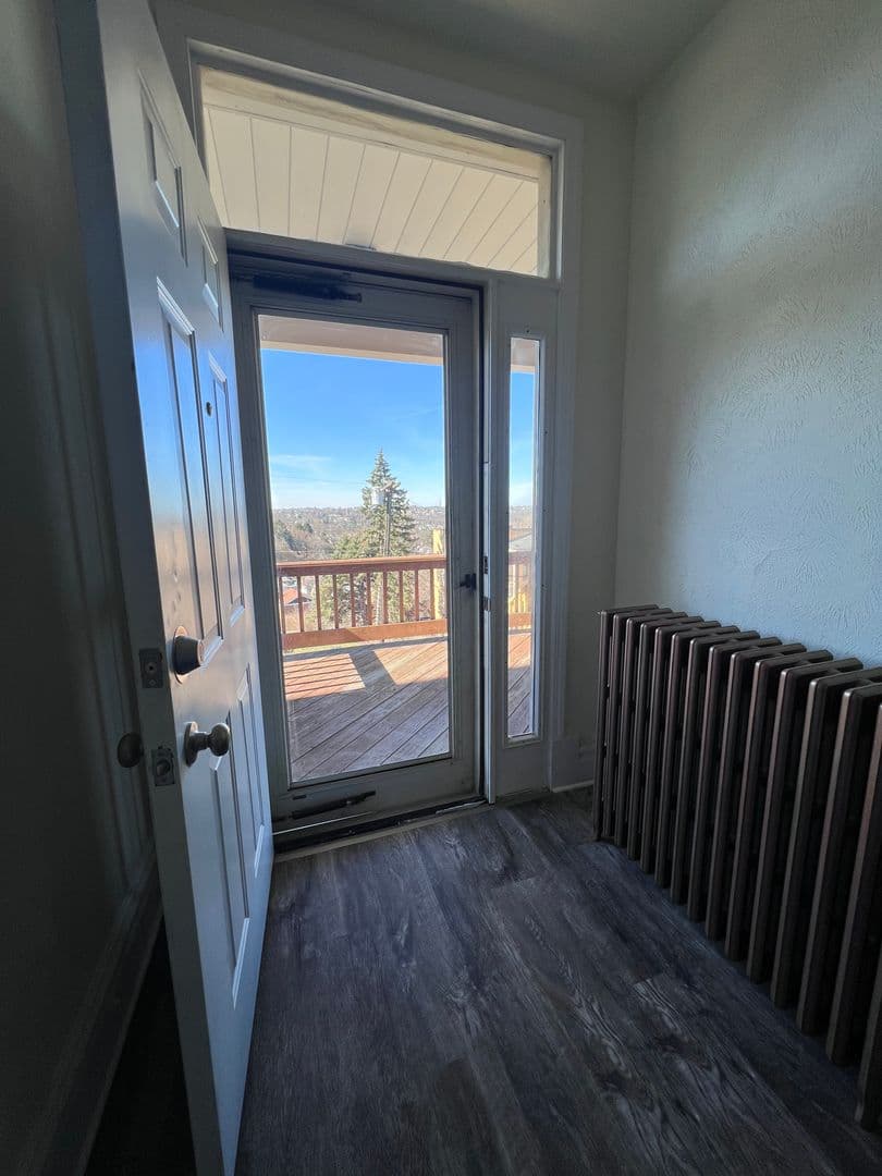 Pittsburgh House: 2037 westmont