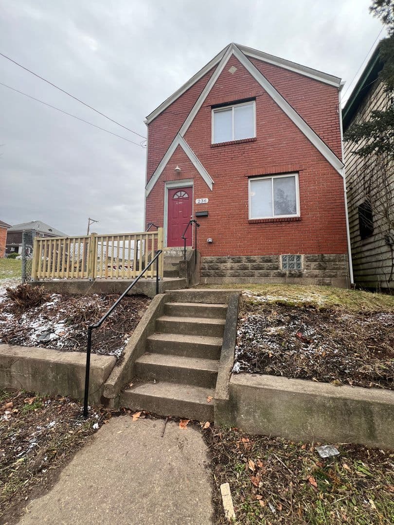 Homestead House: 236 e 16th