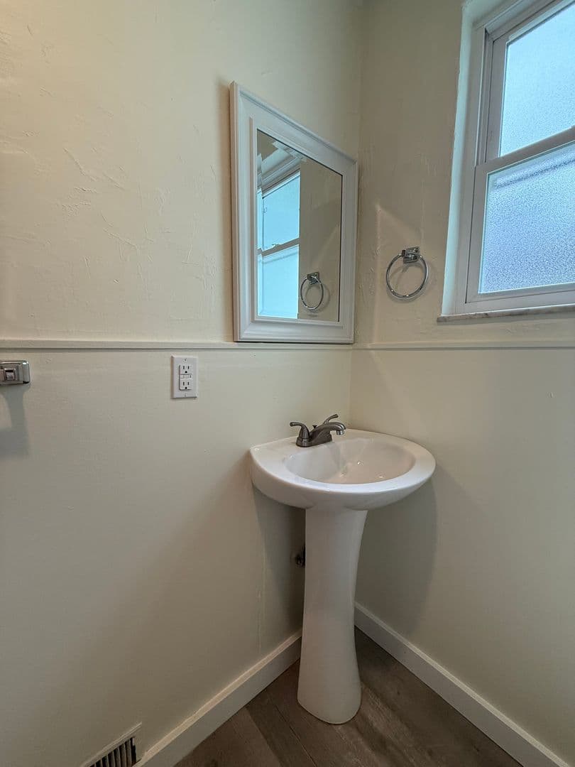 Pittsburgh Apartment: 5 Sterling St Floor 2
