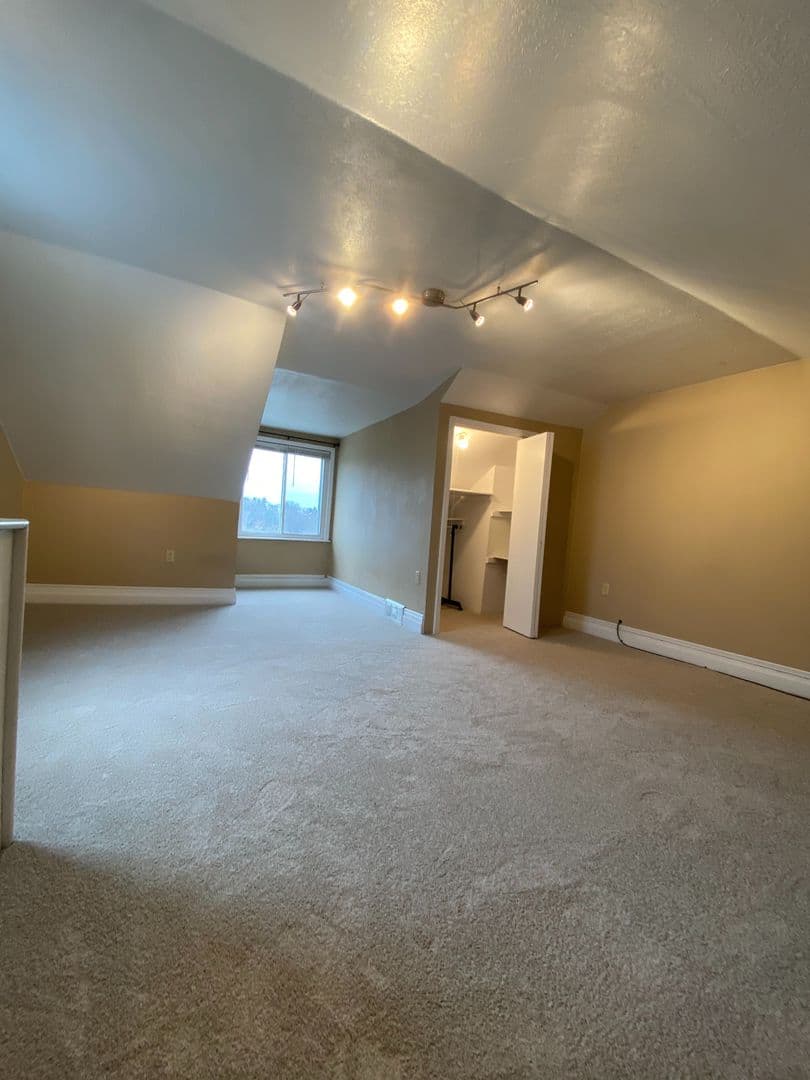 Pittsburgh House: 2333 Spring St