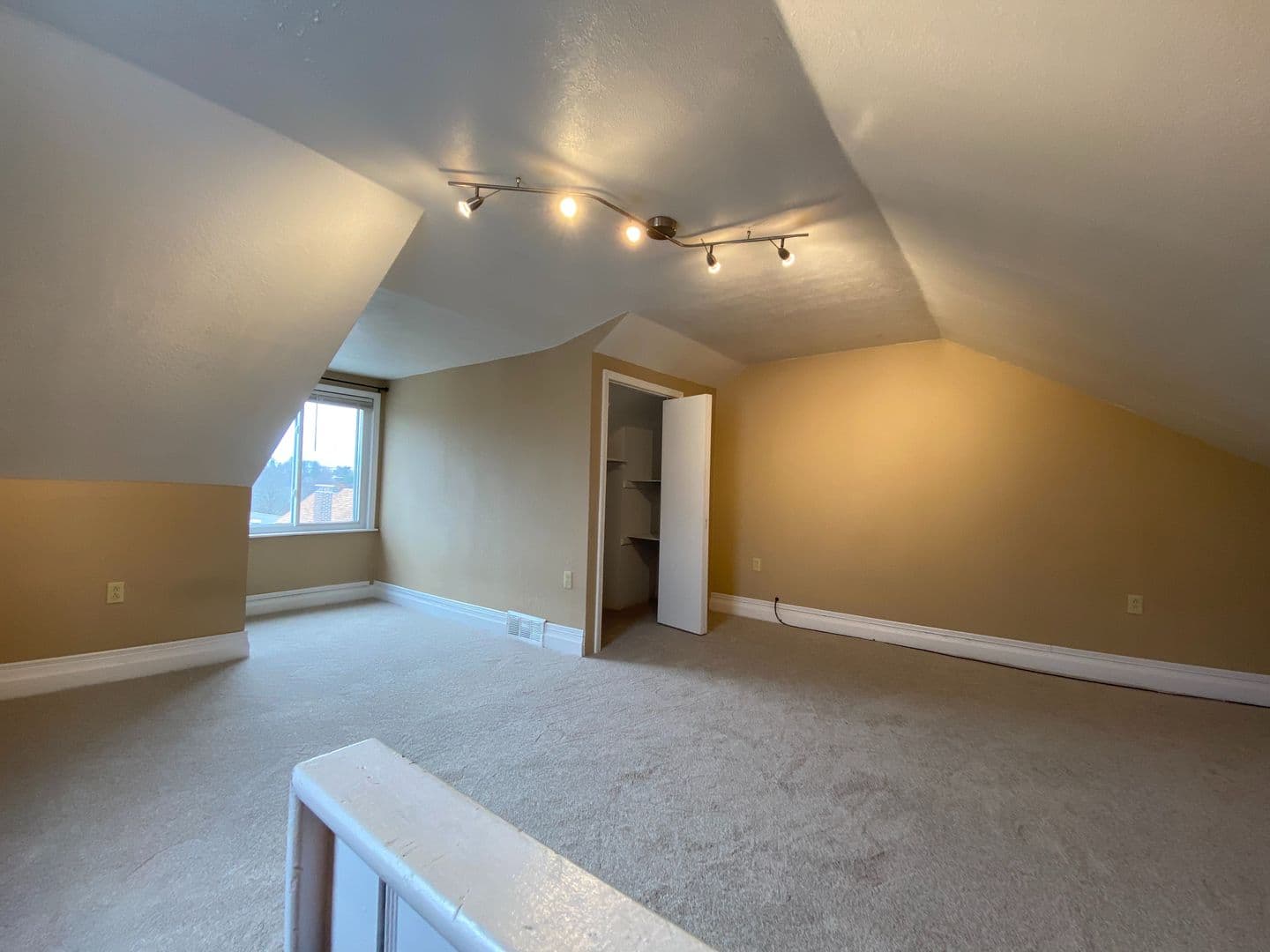 Pittsburgh House: 2333 Spring St