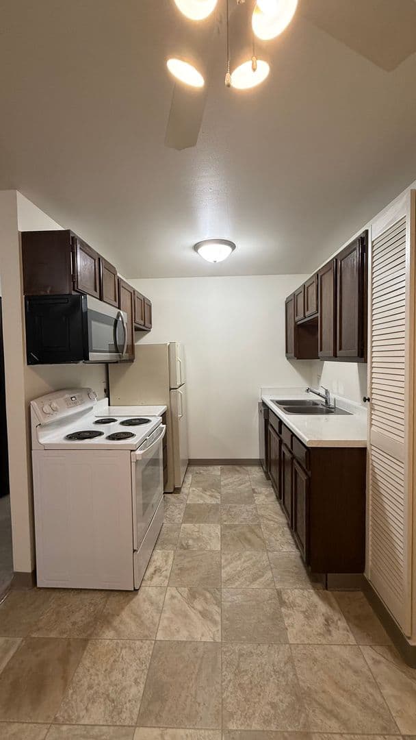 Elkhorn Apartment: 423 E 1st Ave,