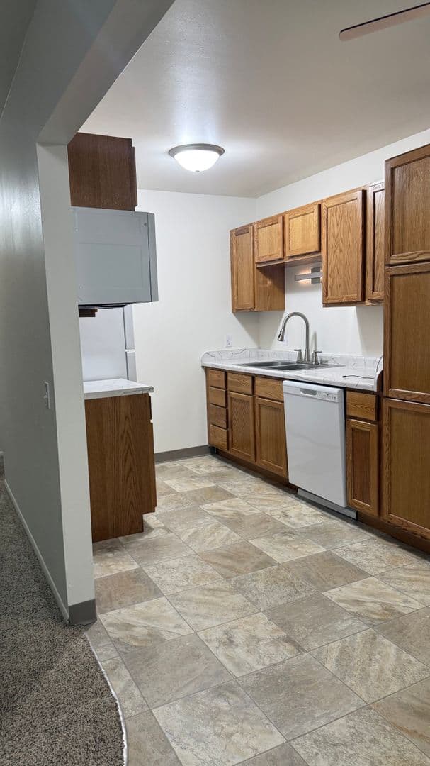 Elkhorn Apartment: 423 E 1st Ave,