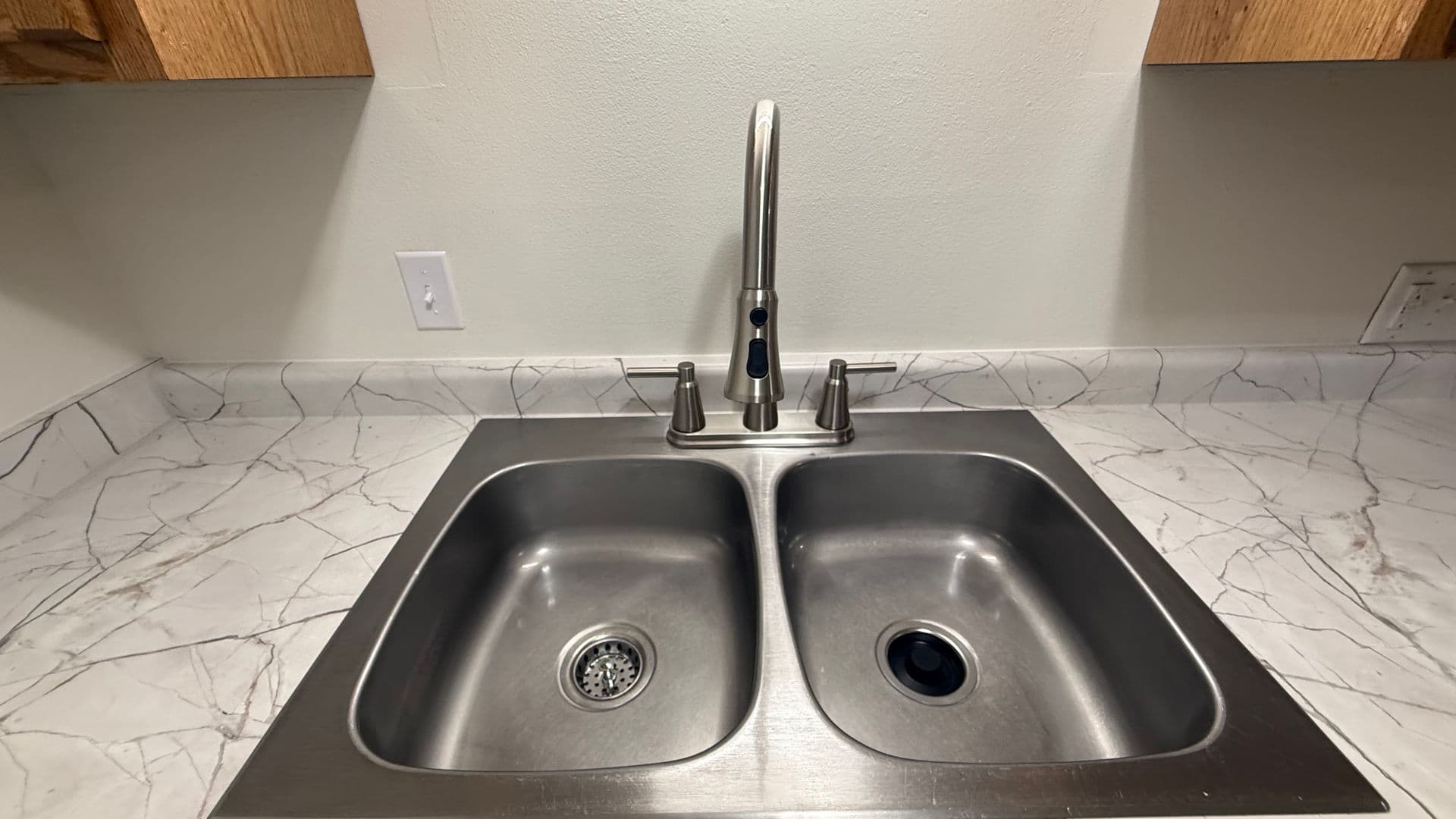 Elkhorn Apartment: 423 E 1st Ave,