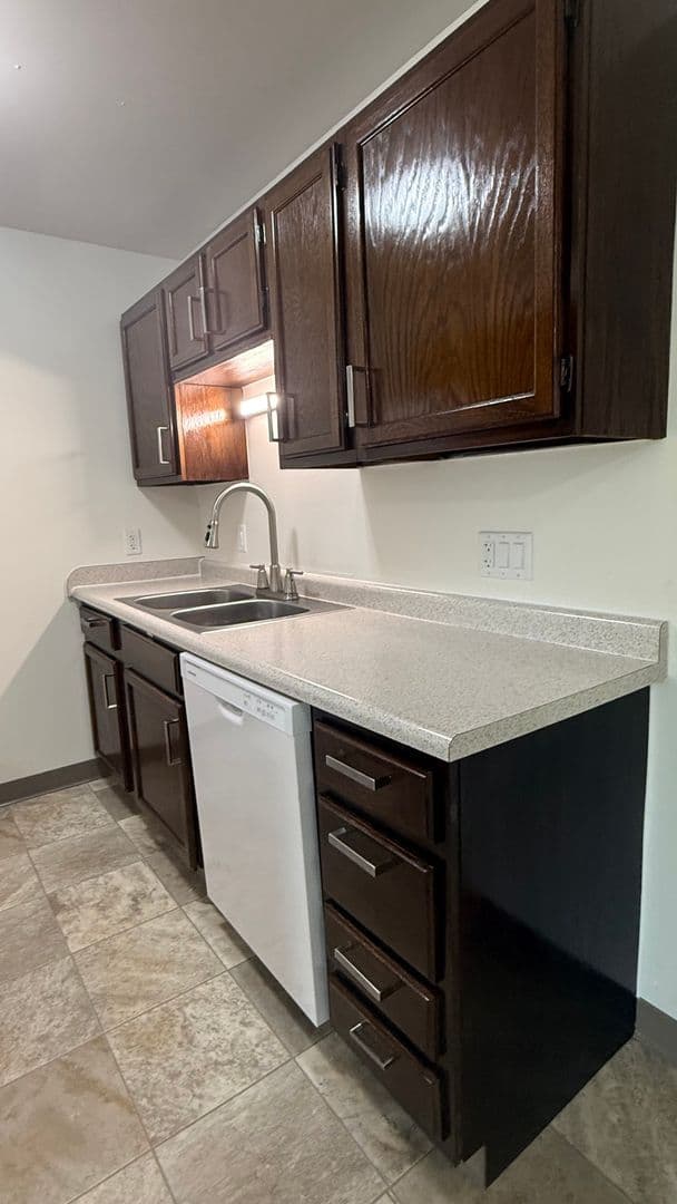 Elkhorn Apartment: 423 E 1st Ave,