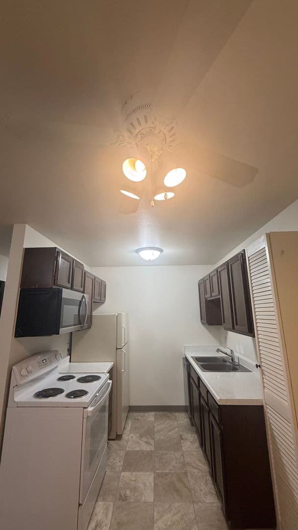 Elkhorn Apartment: 423 E 1st Ave,